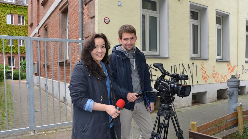 Auf der Volprechtstraße haben die beiden Ressortjournalismus-Studenten Marvin Fleischmann und Anja Danneberg (beide 21) von der Hochschule Ansbach ihre Kamera aufgebaut. "Wir drehen ein Straßenporträt und fragen die Bewohner, warum sie gern hier leben", erläutert Marvin. An der Volprechtstraße fasziniert sie vor allem die Vielfalt.