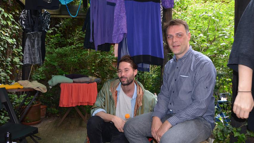 Rolf (30) und Lars (41, rechts) nutzen die Gelegenheit, in Jürgens schönem Hinterhof zu entspannen. "Hier kann man wunderbar abhängen", finden sie.