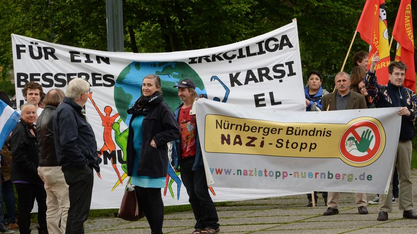 Fliederlich demonstriert in Nürnberg gegen Pirinçci-Lesung