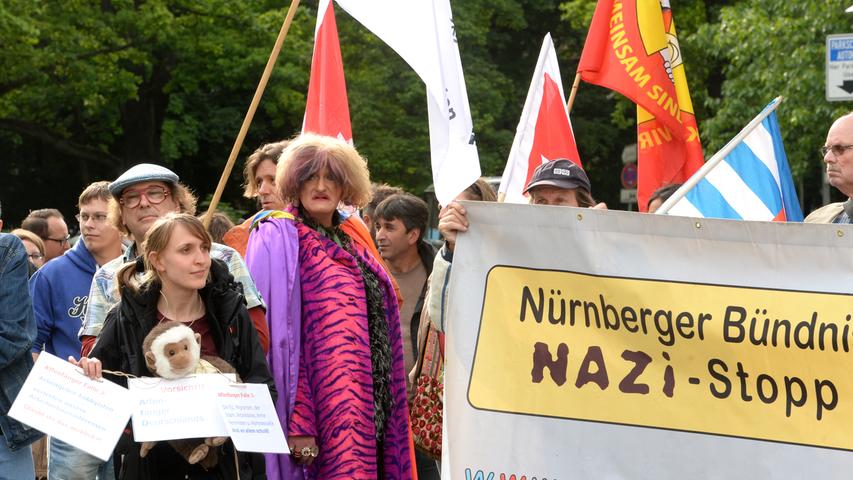 Fliederlich demonstriert in Nürnberg gegen Pirinçci-Lesung