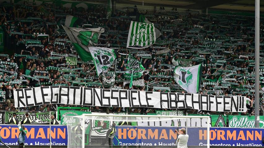 Die Fürther Fans sind der Meinung, die Relegation sollte abgeschafft werden. Dann wäre der HSV bereits vergangene Woche abgestiegen und das Kleeblatt in die 1. Bundesliga zurückgekehrt.