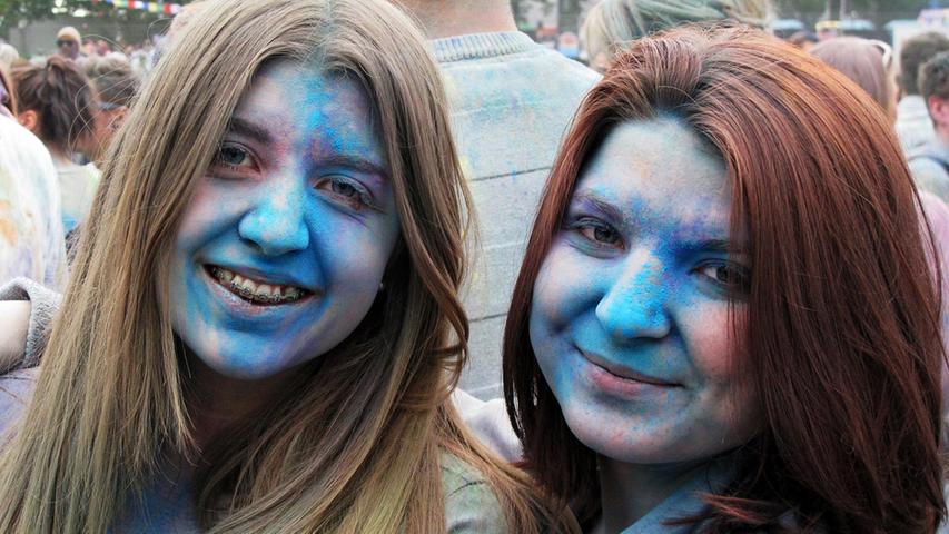 Viel Musik und buntes Pulver: Holi-Festival im Grundig Stadion