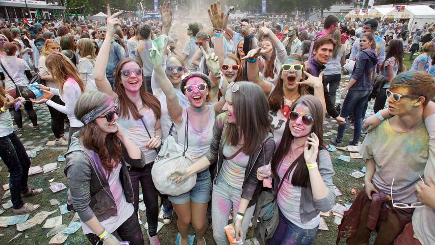 Viel Musik und buntes Pulver: Holi-Festival im Grundig Stadion