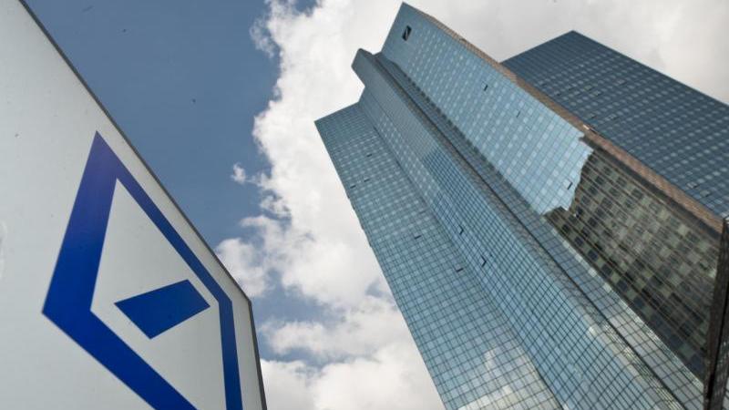 Die Deutsche Bank schließt jede dritte Filiale und gibt die Postbank auf.