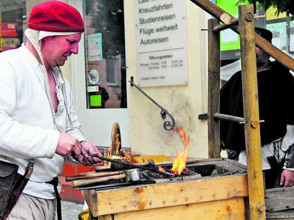 Ein Rollenspieler der Mittelalterfreunde Neumarkt zeigte, wie eine altertümliche Feldschmiede funktioniert. Ein Rollenspieler der Mittelalterfreunde Neumarkt zeigte, wie eine altertümliche Feldschmiede funktioniert.