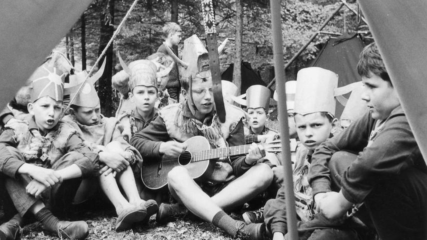 Recht friedlich üben die „Kelten“ ihr Kampflied für den "Ernstfall".  Hier geht es zum Artikel:  25. Mai 1964: Kelten in den Zelten