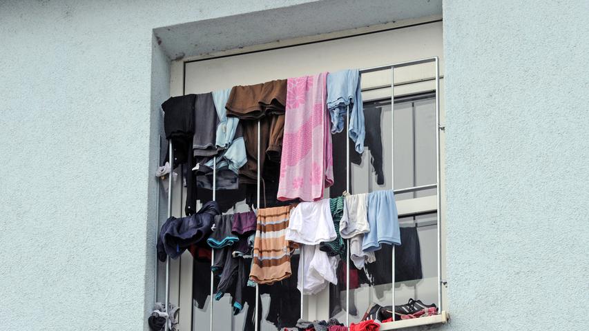 Asylbewerber müssen sogar mit weniger Geld leben als dem, was für Deutsche als Existenzminimum gilt. Aktuell erhält ein alleinstehender Hartz-IV-Empfänger 399 Euro Grundsicherung pro Monat ausgezahlt. Die Kosten für Unterkunft und Heizung werden in "angemessener" Höhe erstattet. Alleinstehende Asylbewerber stehen, nachdem sie die Erstaufnahmeeinrichtung verlassen haben, 359 Euro pro Monat zu: Das setzt sich zusammen aus einem Taschengeld über 143 Euro plus 216 Euro für die Deckung des "notwendigen Bedarfs" — also für Kleidung, Nahrungsmittel und Gesundheitspflege. Wer sich mit einem anderen Erwachsenen einen Haushalt teilt, bekommt weniger. Für Kinder werden nach Alter gestaffelte Beträge berechnet: Für bis zu Sechsjährige sind das insgesamt 217 Euro. Allerdings wird mitunter der "notwendige Bedarf" nicht (komplett) ausgezahlt, sondern per Sachleistungen gewährt. Die Kosten für die Unterbringung begleichen die Ämter direkt beim Vermieter. Asylbewerber müssen sogar mit weniger Geld leben als dem, was für Deutsche als Existenzminimum gilt. Aktuell erhält ein alleinstehender Hartz-IV-Empfänger 399 Euro Grundsicherung pro Monat ausgezahlt. Die Kosten für Unterkunft und Heizung werden in "angemessener" Höhe erstattet. Alleinstehende Asylbewerber stehen, nachdem sie die Erstaufnahmeeinrichtung verlassen haben, 359 Euro pro Monat zu: Das setzt sich zusammen aus einem Taschengeld über 143 Euro plus 216 Euro für die Deckung des "notwendigen Bedarfs" — also für Kleidung, Nahrungsmittel und Gesundheitspflege. Wer sich mit einem anderen Erwachsenen einen Haushalt teilt, bekommt weniger. Für Kinder werden nach Alter gestaffelte Beträge berechnet: Für bis zu Sechsjährige sind das insgesamt 217 Euro. Allerdings wird mitunter der "notwendige Bedarf" nicht (komplett) ausgezahlt, sondern per Sachleistungen gewährt. Die Kosten für die Unterbringung begleichen die Ämter direkt beim Vermieter.