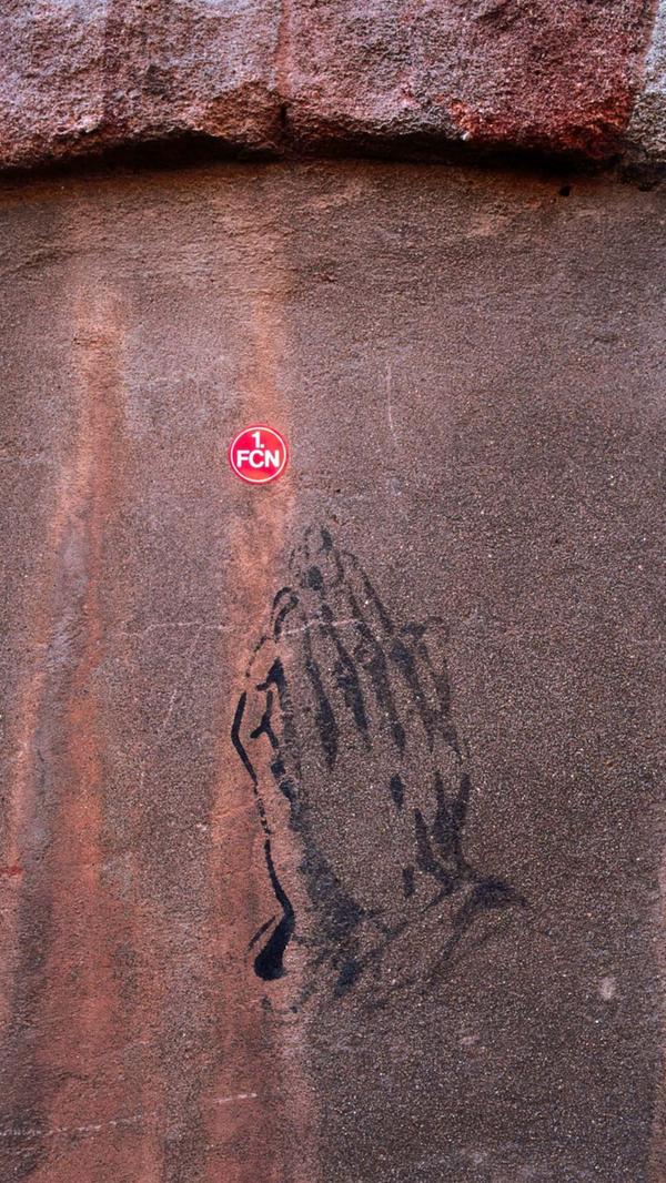 Kunst und Fußballkultur widersprechen sich nicht - Dürer und Fußball gehen insbesondere auf diesem Bild eine besonders eindrucksvolle Symbiose ein. 2012 setzten sich die Ultras Nürnberg sogar für...