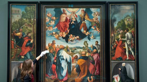 ...nur eine Vorstudie für ein vom Frankfurter Tuchhändler Jakob Heller in Auftrag gegebenes Bild, des sogenannten Heller-Altars. Doch wurden sie bekannter als das Werk, für das die "Betenden Hände" vorgesehen waren.