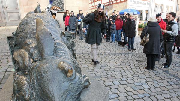 Immer wieder begegnet man Dürer in Nürnberg auch auf der Straße. Am Tiergärtnertor empfängt die Besucher eine moderne Skulptur des Feldhasens. Über die Skulptur entbrennen regelmäßig leidenschaftliche Debatten über Sinn und Ästhetik der von Jürgen Götz 1984 installierten Plastik.