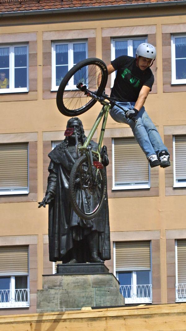 Die Statue Dürers bekam einiges zu sehen, seit sie dort steht. 2005, 2006 und 2011 tummelten sich um ihn herum beispielsweise Mountainbiker, die am District Ride teilnahmen.