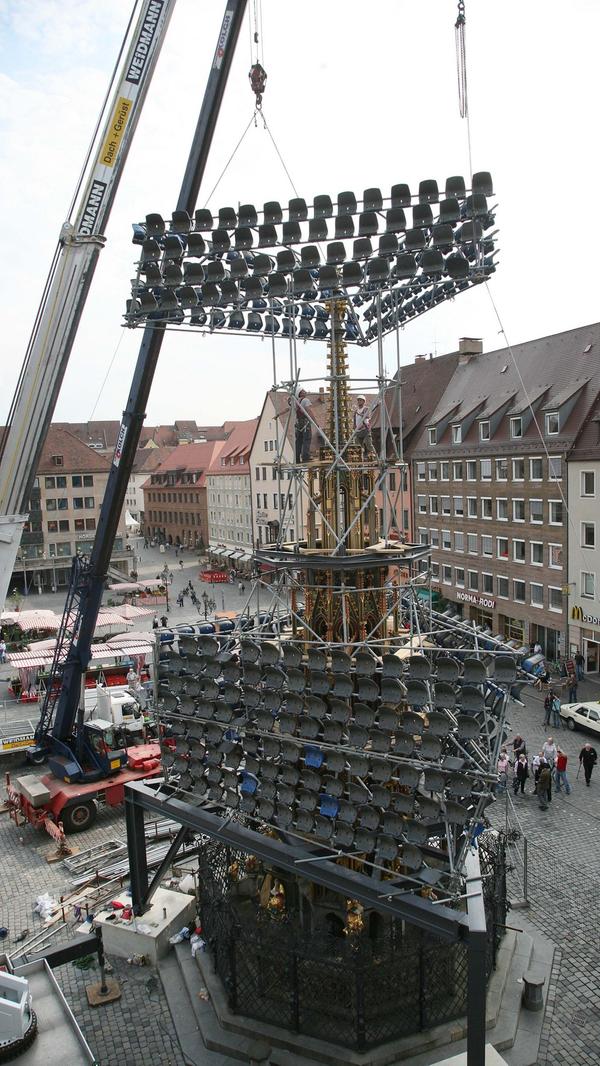 Höchst umstritten war die Einrüstung des Schönen Brunnens am Hauptmarkt mit alten Stadionstühlen nach sich. "Auf Wiedersehen" nannte der Künstler Olaf Metzel sein Kunstwerk, das eine wochenlange Diskussion nach sich zog.