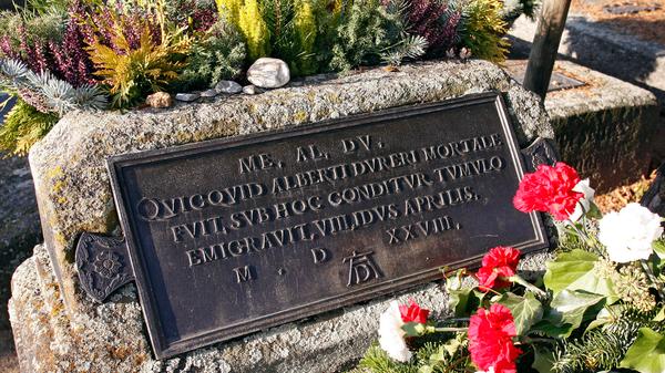 Für die Fans von Albrecht Dürer ist der Johannisfriedhof in Nürnberg eine feste Anlaufstation. Das Leben des großen Künstlers endete dort, wo es angefangen hat. Dürer starb 1528 mit 56 Jahren in Nürnberg. In dem Grab auf dem Johannisfriedhof sollen die Gebeine Dürers liegen.