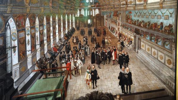 Dieses Ölbild von Lorenz Heß stammt aus dem Jahr 1626 und zeigt den großen Rathaussaal. An der Nordwand (r.) ist der von Albrecht Dürer konzipierte Große Triumphwagen für Kaiser Maximilian I. zu erkennen. Am 25. Mai 2014 haben die Nürnberger im Rahmen eines Ratsbegehrens entschieden, den Historischen Rathaussaal nicht wieder auszumalen, sondern die weißen Wände zu belassen. Über die Ausmalung war vor dem Bürgerentscheid eine leidenschaftliche Debatte entbrannt.