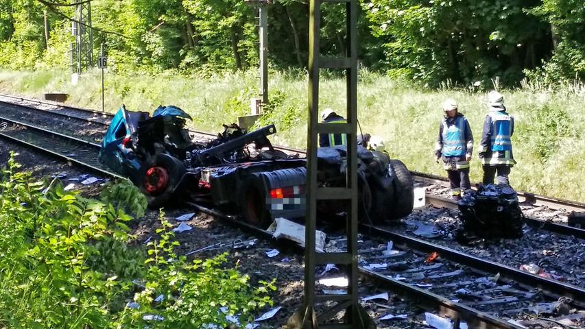 Schwerer Unfall in Oberasbach: Zug erfasst Autotransporter