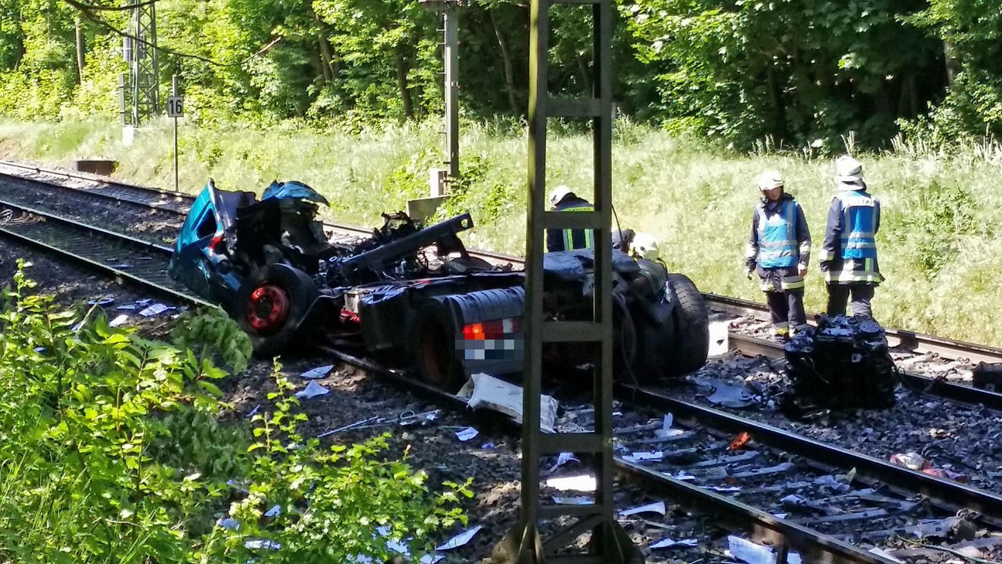 Oberasbach: Lkw-Fahrer stirbt bei Kollision mit Lokomotive