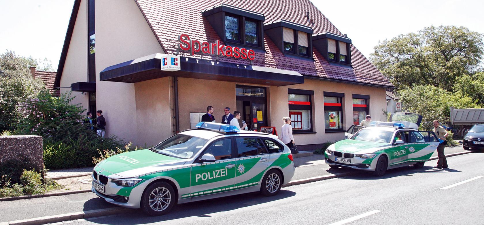 Diese Sparkasse an der Kalchreuther Straße in Buchenbühl wurde innerhalb von 13 Monaten zum zweiten Mal von Bankräubern heimgesucht. Der Räuber, der am Mittwoch mehrere Tausend Euro erbeutete, ist noch nicht gefasst.