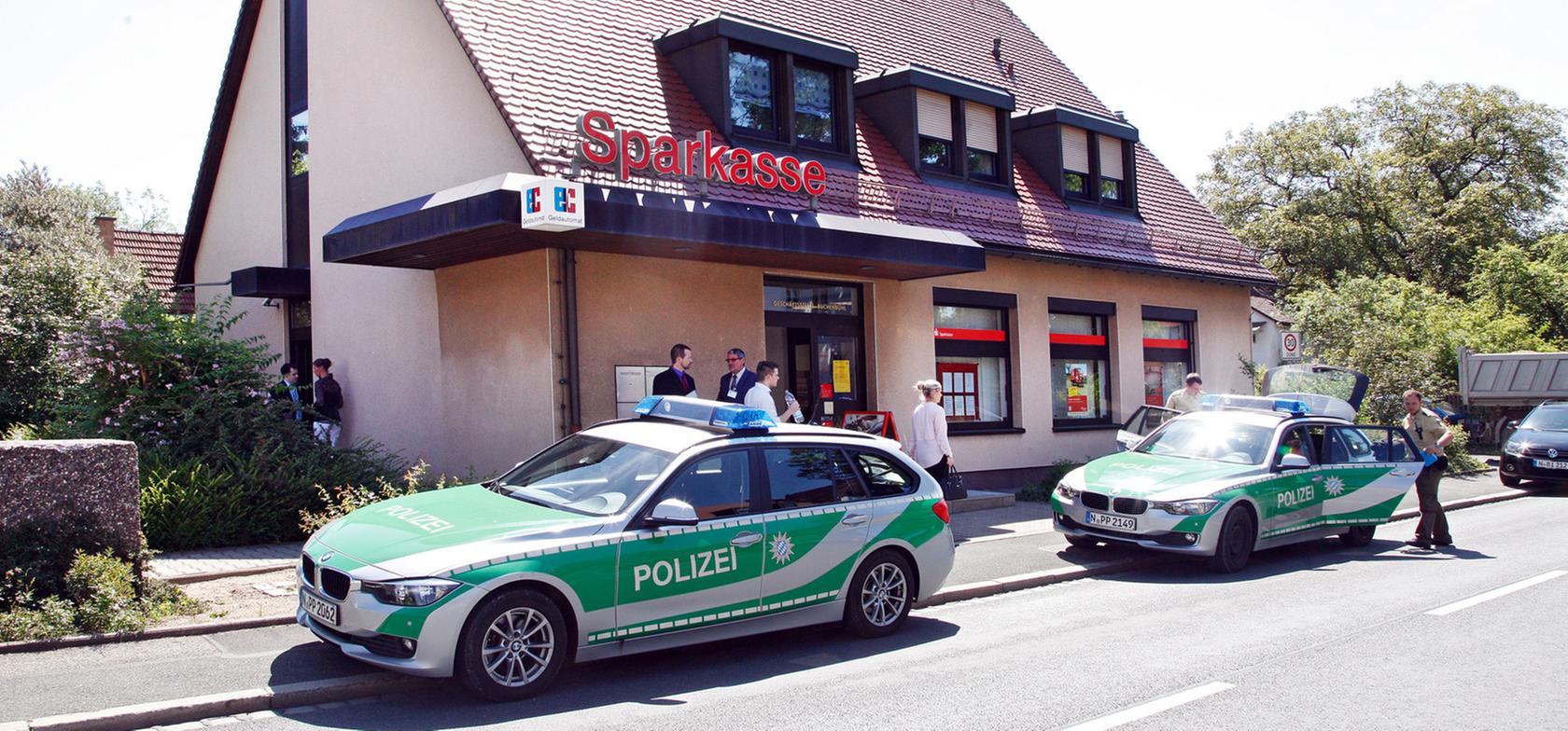 Diese Sparkasse an der Kalchreuther Straße in Buchenbühl wurde innerhalb von 13 Monaten zum zweiten Mal von Bankräubern heimgesucht. Der Räuber, der am Mittwoch mehrere Tausend Euro erbeutete, ist noch nicht gefasst. Diese Sparkasse an der Kalchreuther Straße in Buchenbühl wurde innerhalb von 13 Monaten zum zweiten Mal von Bankräubern heimgesucht. Der Räuber, der am Mittwoch mehrere Tausend Euro erbeutete, ist noch nicht gefasst.