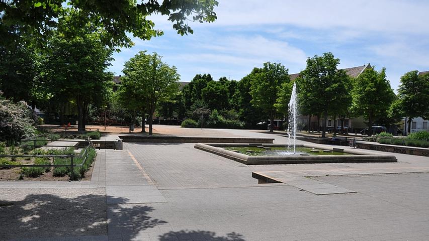Auf dem Jamnitzerplatz können sich Sportbegeisterte an einem kleinen Basketballplatz erfreuen. Zusätzlich gibt es zwei kleine Spielplätze mit vielen Klettermöglichkeiten.
Unser Tipp: Hier sind keine großen Liegewiesen vorhanden, vielmehr ist der Jamnitzerplatz für Kinder zum Spielen geeignet.
Bitte beachten Sie: Aufgrund der Corona-Pandemie sind derzeit möglicherweise nicht alle Angebote verfügbar.
Auf dem Jamnitzerplatz können sich Sportbegeisterte an einem kleinen Basketballplatz erfreuen. Zusätzlich gibt es zwei kleine Spielplätze mit vielen Klettermöglichkeiten.
Unser Tipp: Hier sind keine großen Liegewiesen vorhanden, vielmehr ist der Jamnitzerplatz für Kinder zum Spielen geeignet.
Bitte beachten Sie: Aufgrund der Corona-Pandemie sind derzeit möglicherweise nicht alle Angebote verfügbar.