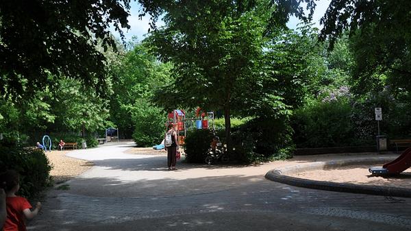 Während die Hallerwiese eher der Entspannung dient, ist der Kontumazgarten gegenüber der Pegnitz eher für die Kleinen geeignet. Dort können sie sich auf einem Spielplatz beschäftigen oder auf einer großen Wiese toben. Unser Tipp: Der Kontumazgarten ist schön, um Kindern die Gelegenheit zu geben, sich einmal richtig auszupowern.