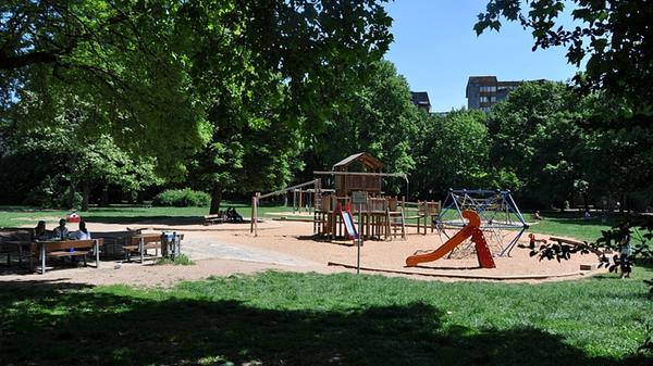 Der Rosenaupark ist eine Grünanlage in der Nähe des Plärrers. Hier finden sich alle Altersklassen ein: Sowohl Studenten als auch Familien mit Kindern machen es sich zum Beispiel im Café Kiosk oder auf den Liegen auf der Wiese bequem. Unser Tipp: Sonntags gibt es im Balazzo Brozzi, einer Kneipe am Rand der Rosenau, ein leckeres Frühstücksbuffet.