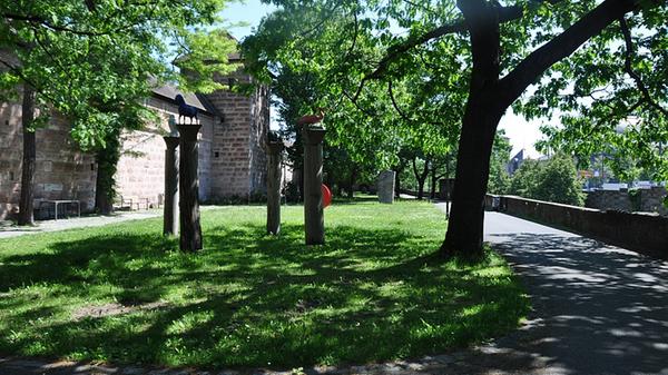 Wer dem Trubel der Innenstadt entfliehen möchte, für den eignet sich der Skulpturengarten zwischen Frauentor und Sterntor. Hier kann man sich bei einem Spaziergang Skulpturen verschiedener Künstler ansehen. Unser Tipp: Das Neue Museum in der Luitpoldstraße ist ein Muss für Kunstinteressierte. Wer sich bei Sonnenschein aber nicht gerne drinnen aufhält, der kann im Skulpturengarten Kunst an der frischen Luft genießen.