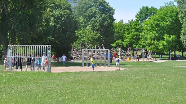 Vor allem Kinder fühlen sich im Westpark in Sündersbühl wohl. Sie können sich auf dem Fußballfeld und auf dem Spielplatz mit großem Klettergerüst austoben. Im Herbst und Winter 2022 fanden hier ausgiebige Pflanzarbeiten statt. Diese sollen langfristig die Artenvielfalt von Pflanzen und Tieren im Park fördern. Unser Tipp: Für einen spontanen Auflug mit den Kindern ist dieser Park gut geeignet.