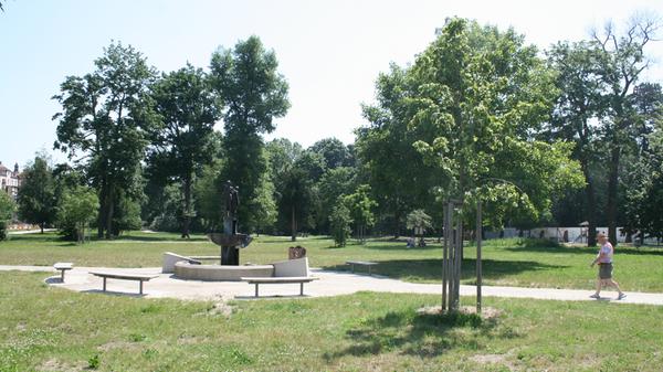 Eine große Grünfläche und der Norisbrunnen zeichnen den Archivpark im Stadtteil Gärten hinter der Veste aus. Schattige Plätze sind genauso wie sonnenbeschienene Liegewiesen reichlich vorhanden. Unser Tipp: Nicht weit vom Archivpark entfernt befindet sich die Kaiserburg. Der anstrengende Aufstieg lohnt sich immer wieder, am Ende winkt eine wunderschöne Aussicht über Nürnberg.