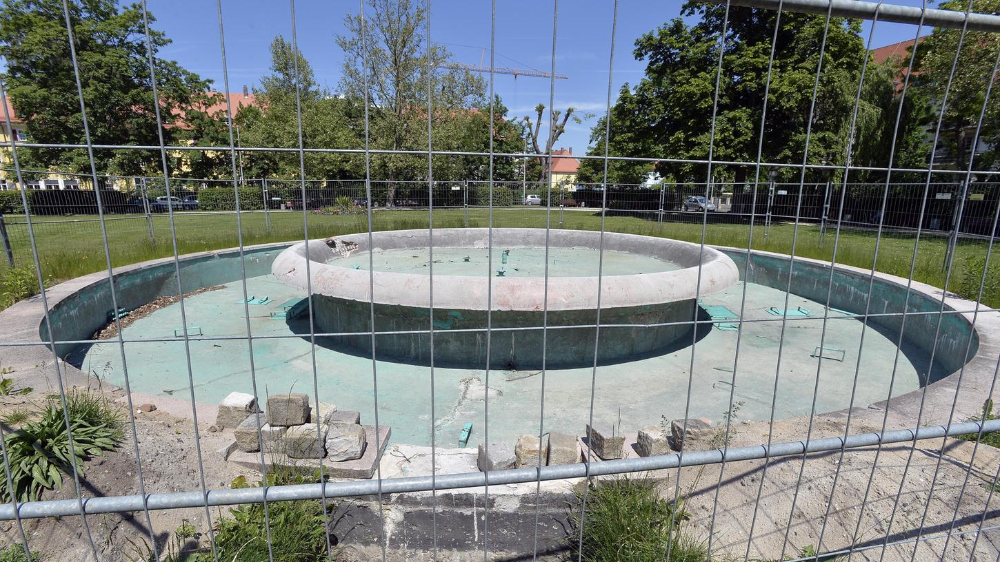 Erlangen: Der Ohmbrunnen am gleichnamigen Platz ist derzeit eingezäunt. Näher betrachtet zeigt er starke Spuren von Verfall und Zerstörung. Jetzt soll er für 460000 Euro wiederhergestellt werden. Erlangen: Der Ohmbrunnen am gleichnamigen Platz ist derzeit eingezäunt. Näher betrachtet zeigt er starke Spuren von Verfall und Zerstörung. Jetzt soll er für 460000 Euro wiederhergestellt werden.