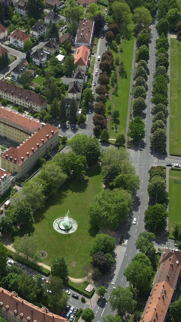 Der Ohmplatz mit dem Brunnen, der zum 100-sten Todestag von Georg Simon Ohm errichtet wurde, kann man im langgestreckten Park einen gemütlichen Spaziergang machen.
