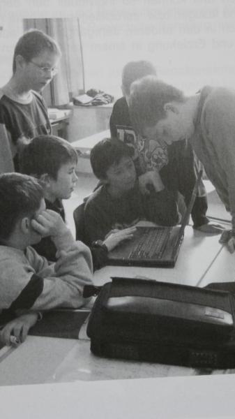 Das Virtuelle Klassenzimmer 2005. Schüler und Computer sind deutlich kleiner geworden.