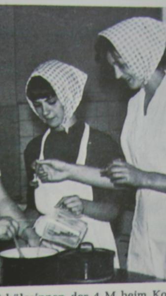 Der Unterricht im Kochen 1964: Die Schülerrinen waren mit mit Kopftuch und Schürze auf Sauberkeit bedacht. Anfangs wurde noch im ehemaligen Caritas-Heim gekocht.