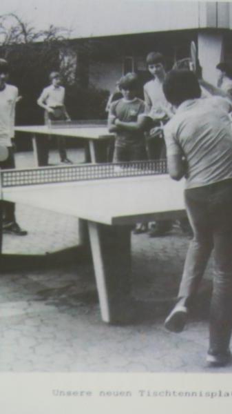 1982 wurden neue Tischtennisplatten angeschafft und die Pausen waren noch beliebter.