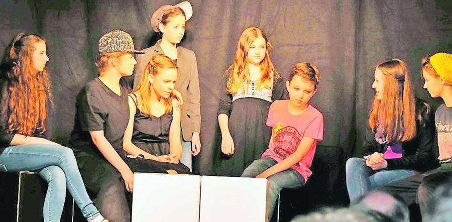 „Tote Mädchen lügen nicht“ – Realschüler spielen Theater zum Thema Mobbing 