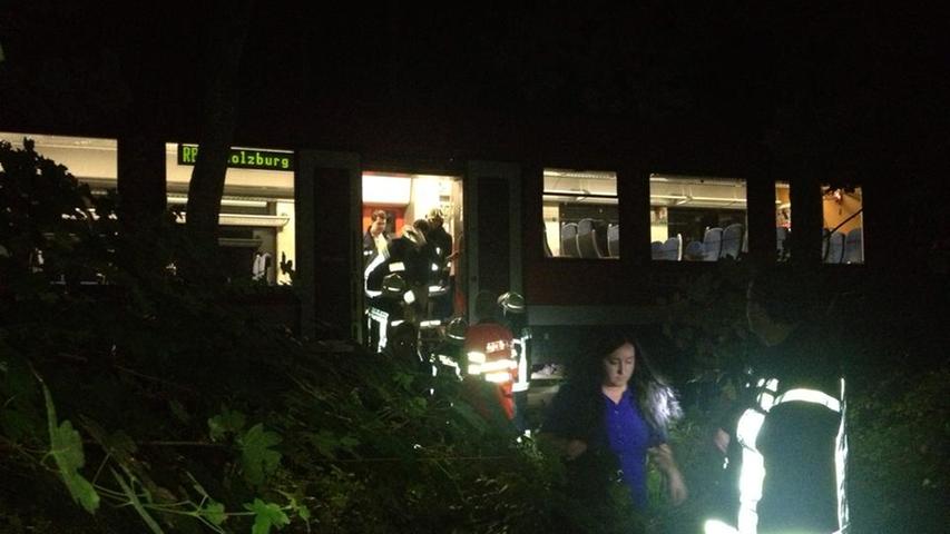 Doch auch auf der Schiene wütete das Unwetter. Die Regionalbahn von Fürth nach Cadolzburg war am Abend auf die Hilfe der Feuerwehr angewiesen.