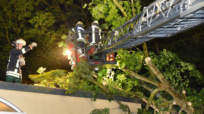 Sturm in Erlangen: Bäume fallen auf Bungalow und Gleise