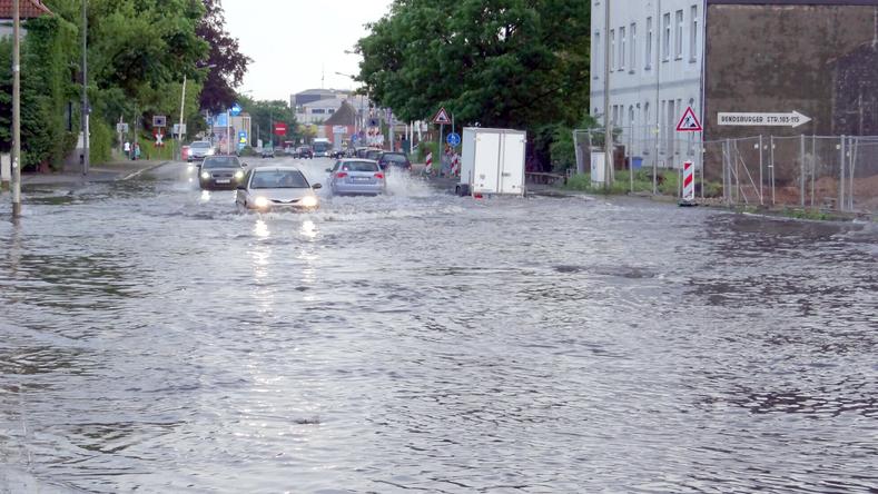 Im Laufe des Freitags zogen die Unwetter weiter in Richtung Westen und Norden Deutschlands. Auf ihrem Weg überfluteten sie in Neumünster Straßen ...