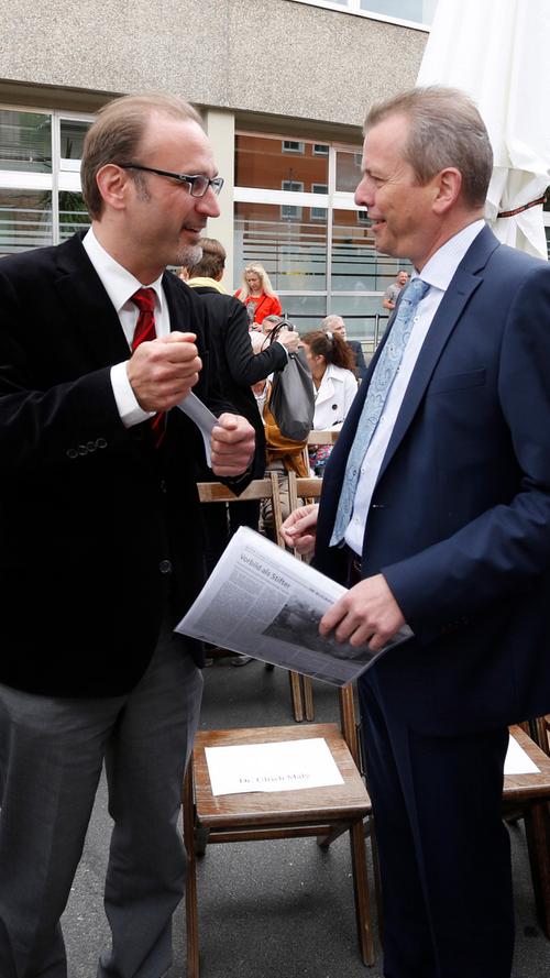 Toni Schnell, Leiter des Olympia-Verlags (links), und Oberbürgermeister Ulrich Maly im Gespräch.