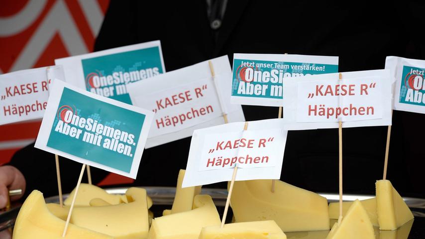 Alles Käse! Unter dem deutlichen Motto "One Siemens. Aber mit allen" wurden während der Kundgebung in Erlangen "Kaeser-Häppchen" verteilt.