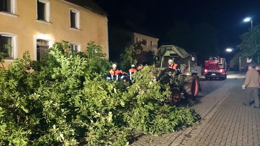Die Feuerwehr musste wegen des heftigen Unwetters mehrmals in der Region Gunzenhausen ausrücken.  Hier geht es zum Artikel: "Blitz schlägt in Filchenharder Trafostation ein"