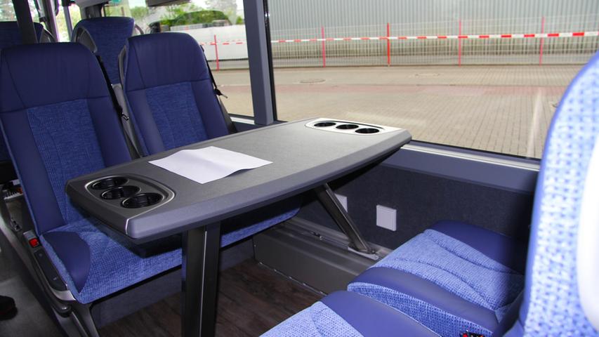 Klapptische, integrierte Armlehnen, Fußstützen und mit verstellbaren Rückenlehnen ausgestattete Sitzplätze sorgen für hohen Fahrkomfort.