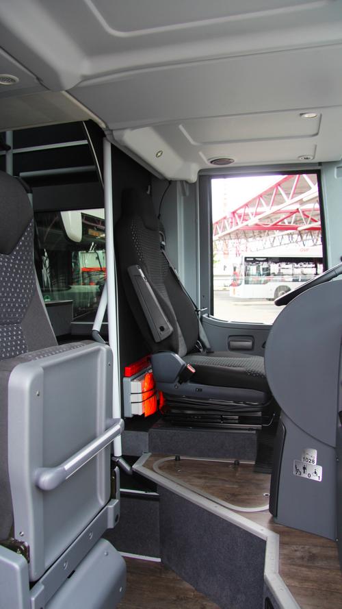 Das "Cockpit" das Fahrers: Es verfügt über einen hohen Standard an aktiver und passiver Sicherheit mit Spur- und Notbremsassistent, elektronischem Stabilitätsprogramm und Abstandsregeltempomat.
