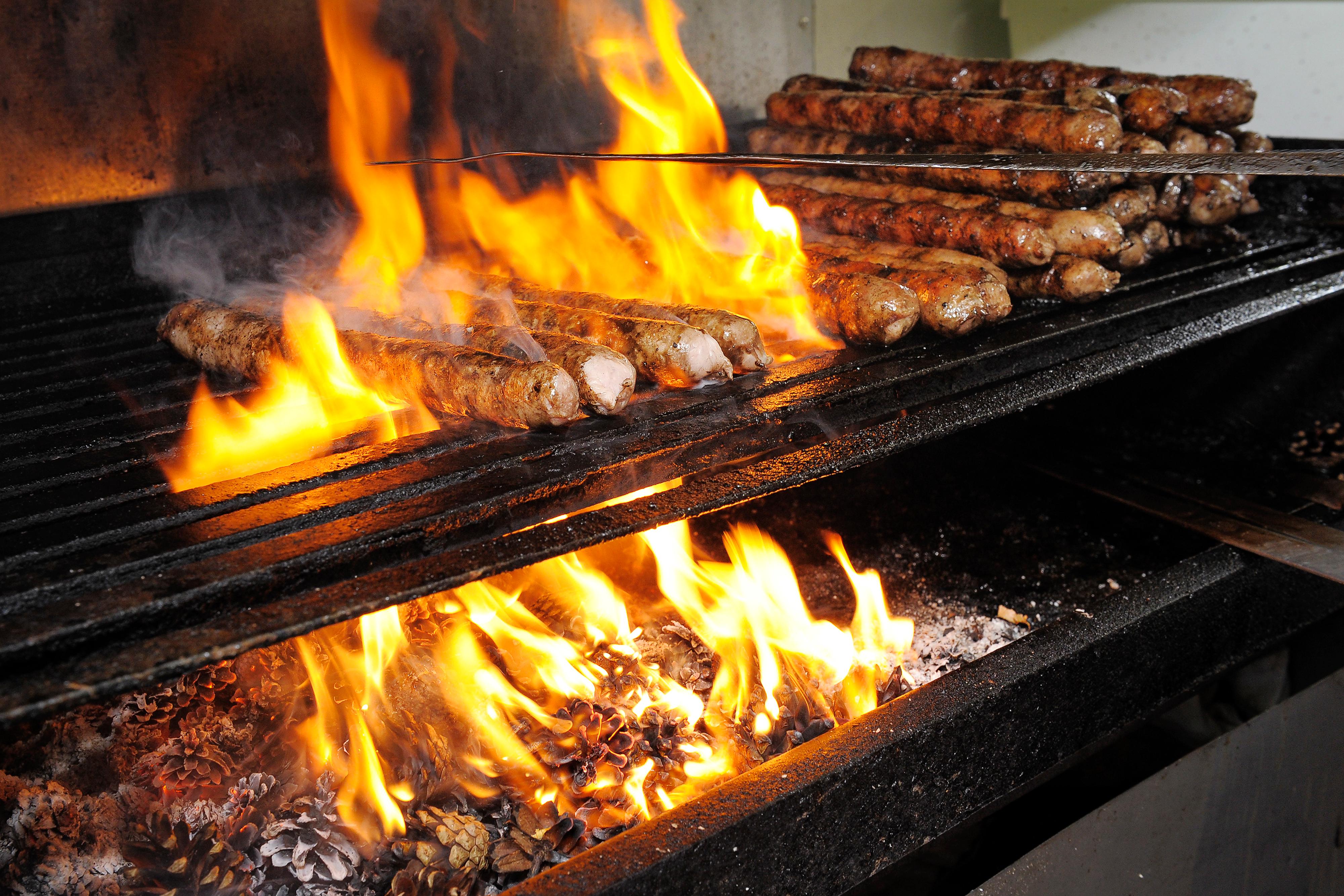 Diese Spezialität aus Oberfranken darf nur auf dem Stadtgebiet hergestellt werden, um den Namen Coburger zu tragen. Sie ist die einzige Sorte, die mit rohem Ei hergestellt wird. Das Besondere an ihr ist aber vor allem das Grillen: Die Wurst wird über Kiefernzapfen gebraten. Das verleiht ihr einen besonderen, frisch-würzigen Geschmack. "Der Geschmack ist toll, aber sie sind gar nicht so gesund", sagt Metzger Matthias Freund. Während früher ausschließlich Zapfen als Grillgut dienten, beschränkt man sich beim Anschüren nun auf nur einen Anteil an Zapfen. Sonst enthält der Rauch zu viele krebserregende Stoffe. Neben den Standardgewürzen und Schweinefleisch als Basis kommt ein Viertel Rind- oder Kalbfleisch sowie ein Schuss Zitrone in die Wurst aus Coburg.