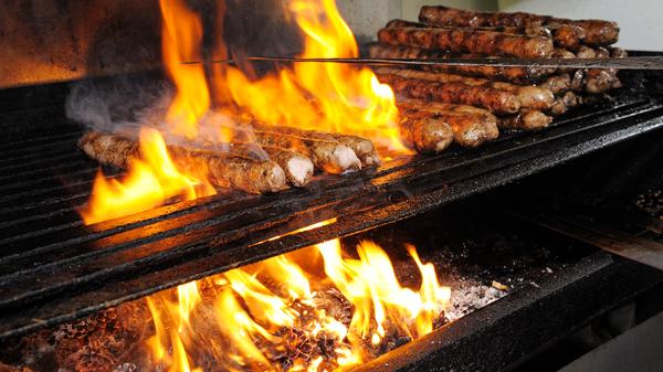 Diese Spezialität aus Oberfranken darf nur auf dem Stadtgebiet hergestellt werden, um den Namen Coburger zu tragen. Sie ist die einzige Sorte, die mit rohem Ei hergestellt wird. Das Besondere an ihr ist aber vor allem das Grillen: Die Wurst wird über Kiefernzapfen gebraten. Das verleiht ihr einen besonderen, frisch-würzigen Geschmack. "Der Geschmack ist toll, aber sie sind gar nicht so gesund", sagt Metzger Matthias Freund. Während früher ausschließlich Zapfen als Grillgut dienten, beschränkt man sich beim Anschüren nun auf nur einen Anteil an Zapfen. Sonst enthält der Rauch zu viele krebserregende Stoffe. Neben den Standardgewürzen und Schweinefleisch als Basis kommt ein Viertel Rind- oder Kalbfleisch sowie ein Schuss Zitrone in die Wurst aus Coburg.