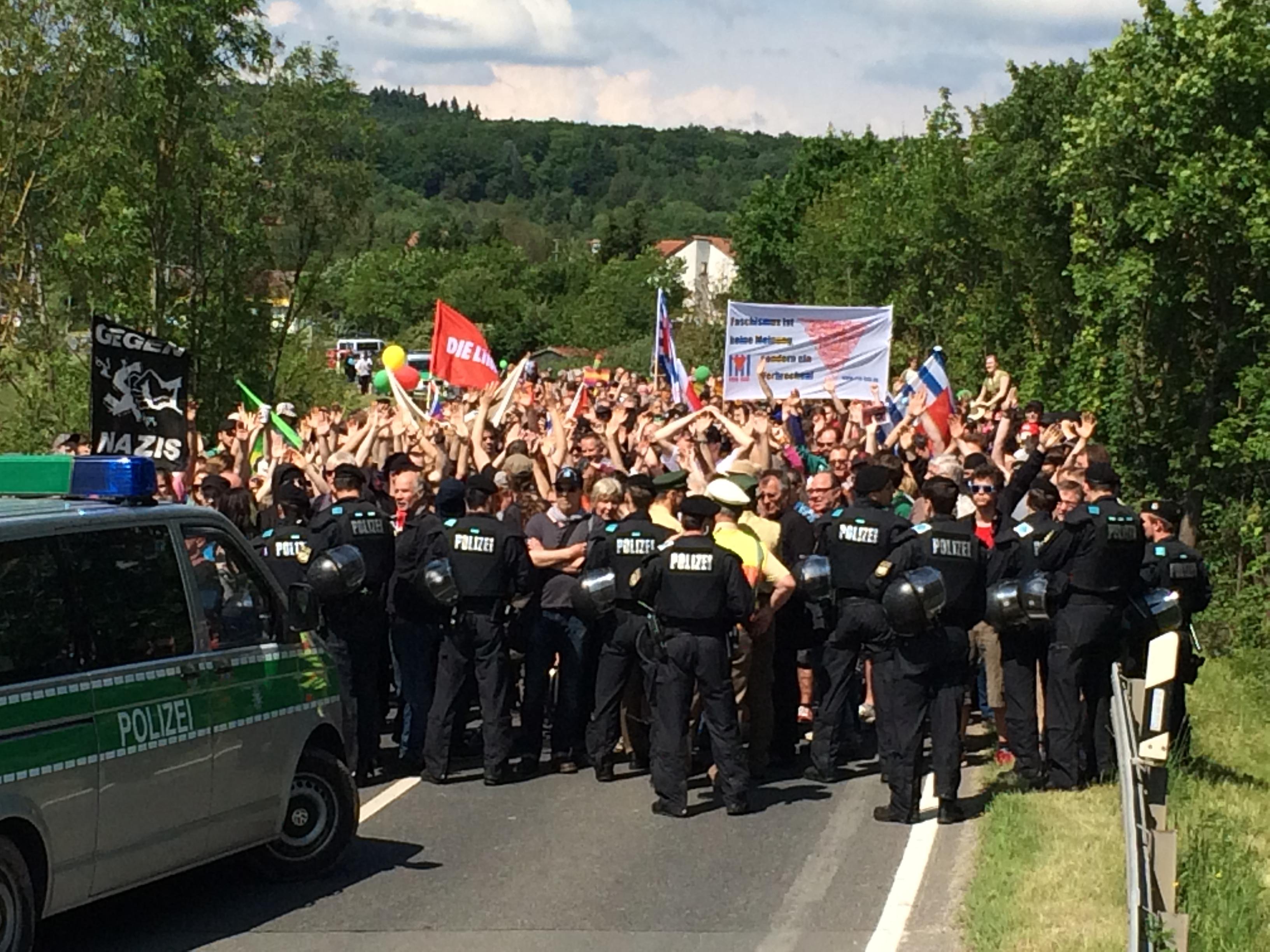 Ein breites B&uuml;rgerb&uuml;ndnis protestiert in Scheinfeld gegen die Kundgebung zum NPD-Bayerntag.