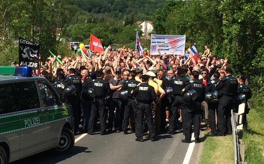 Ein breites Bürgerbündnis protestiert in Scheinfeld gegen die Kundgebung zum NPD-Bayerntag.