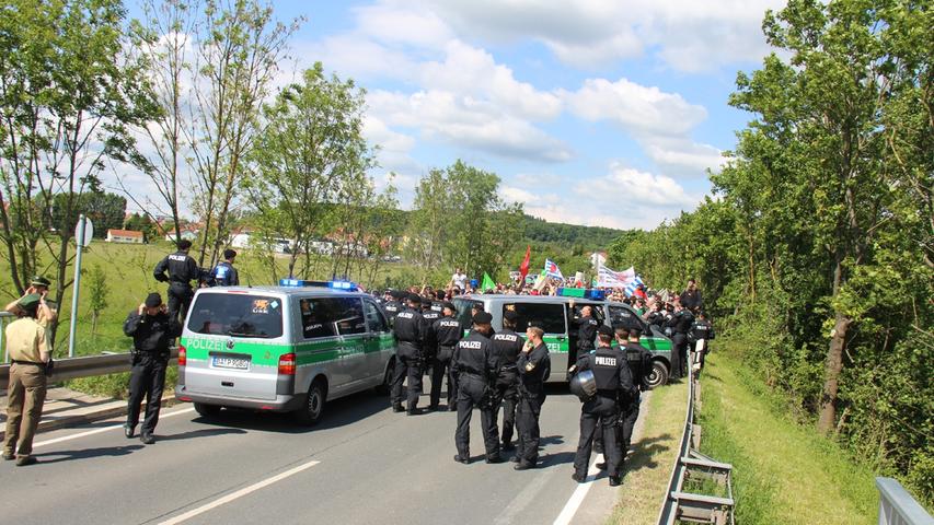 Weil ein Bus mit Demonstranten von der Polizei vor Scheinfeld angehalten und durchsucht wurde, kam Unmut unter den bereits anwesenden Neonazi-Gegnern auf.