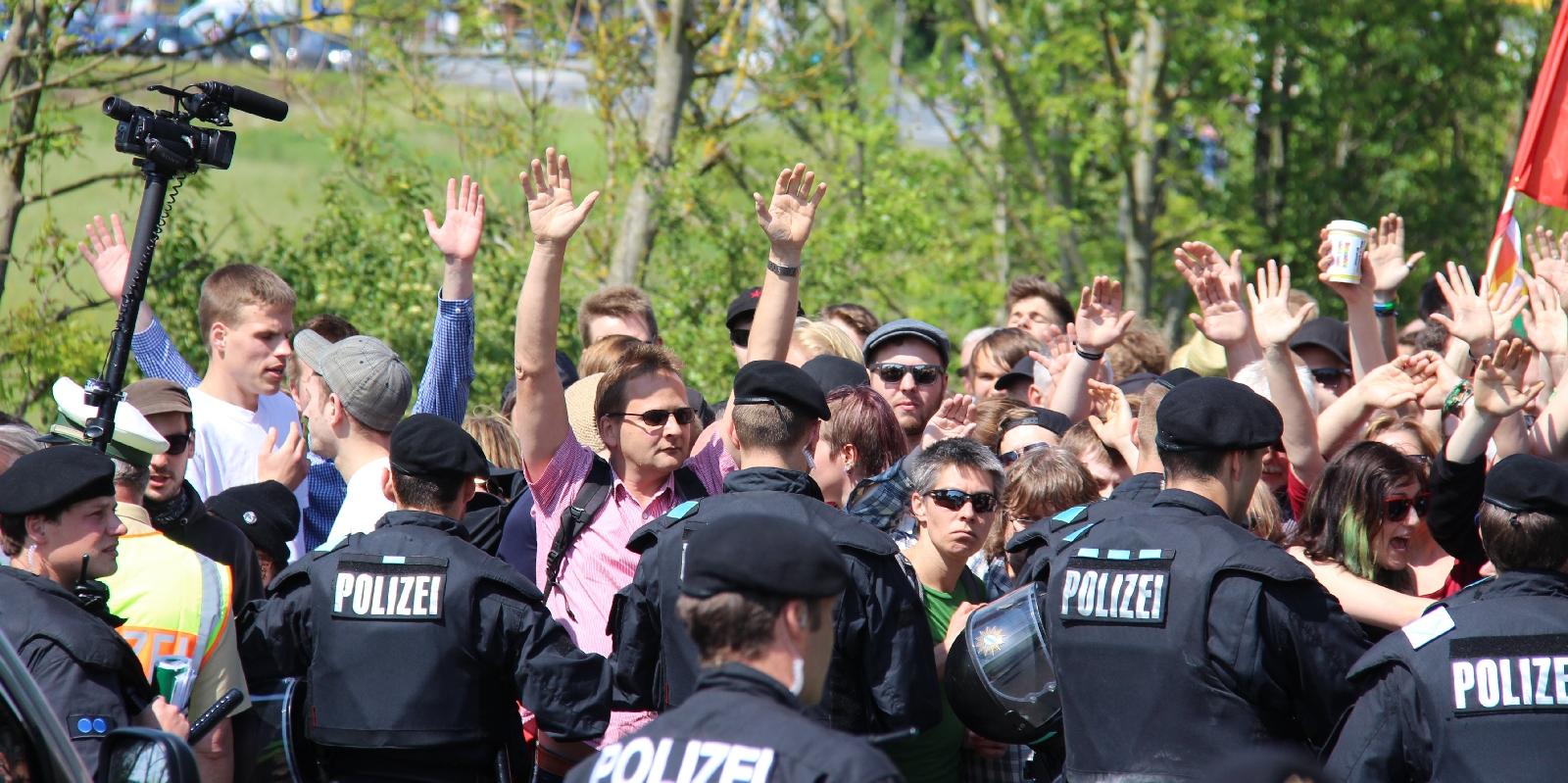 Hat die Sondereinheit der Polizei in Scheinfeld Demonstranten schikaniert? Das wirft ihnen zumindest Verena Osgyan von den Grünen vor.