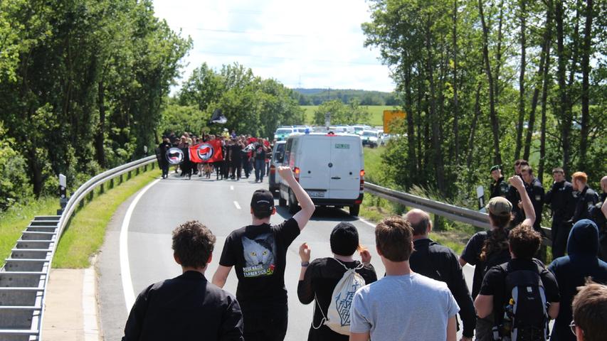 Wenige Minuten später machte die Polizei die Straße frei und die beiden Gruppen der Demonstranten konnten vereint den Rückweg in Richtung Scheinfeld antreten.