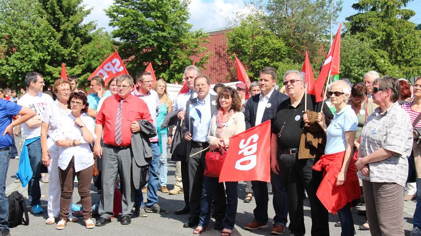 "Scheinfeld ist bunt" wurde von zahlreichen Bürgermeistern, Kommunal- und Landespolitikern unterstützt, die an diesem Samstag auch vor Ort Flagge zeigten.